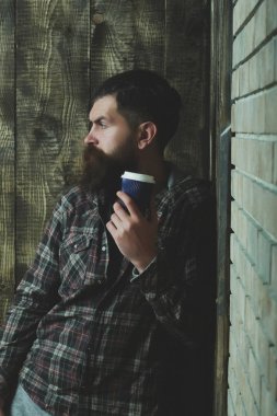 mavi plastik kap ile ayakta hipster