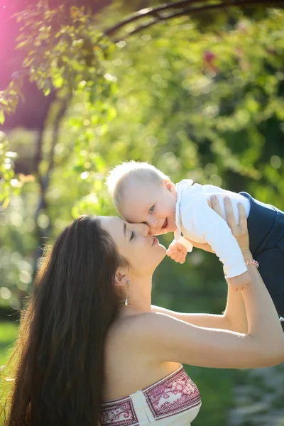 Feliz menino bonito e mãe se divertindo — Fotografia de Stock