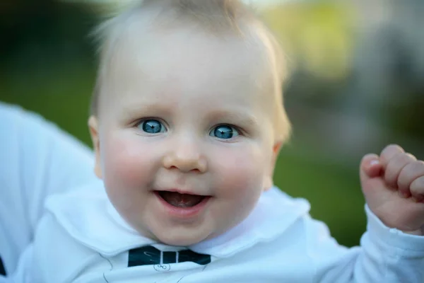 Feliz lindo bebé sonriendo —  Fotos de Stock