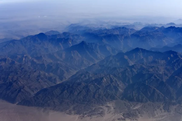 Vue aérienne du paysage avec brume blanche montagnes rocheuses — Photo