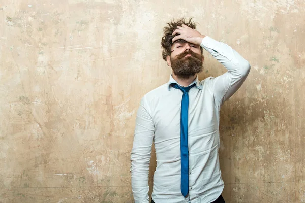 adam ya da ciddi bir yüz üzerinde uzun sakallı hippi