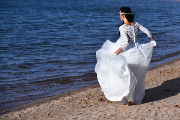 Gelin gelinlik kıyısında poz