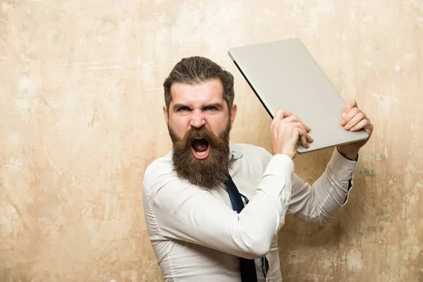 Бородатый человек или хипстер с длинной бородой держать ноутбук, переутомление — стоковое фото