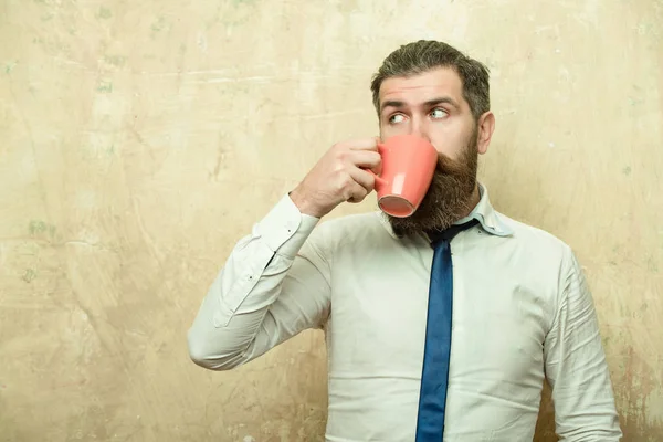 Homme avec visage surpris boire thé de tasse de café — Photo