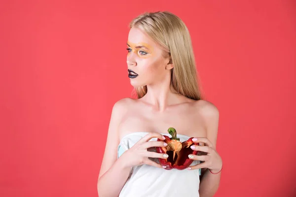 Chica con creativo maquillaje de moda celebrar pimiento — Foto de Stock