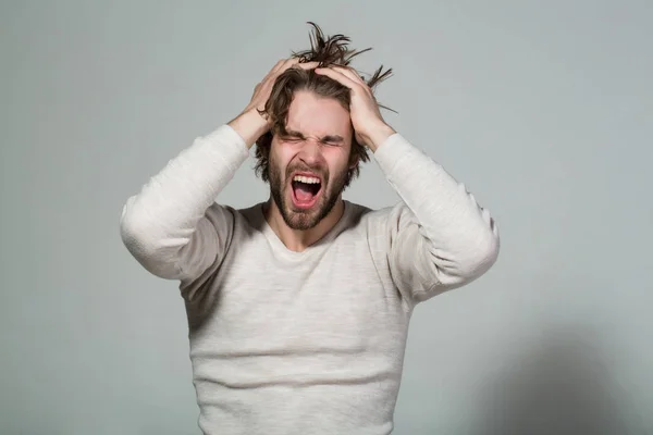 Krzyki lub ziewanie człowiek długo uczesane włosy, rano, ból głowy — Zdjęcie stockowe