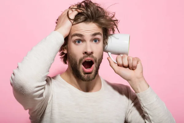 Sorprendido hombre escuchar con taza en la mañana —  Fotos de Stock