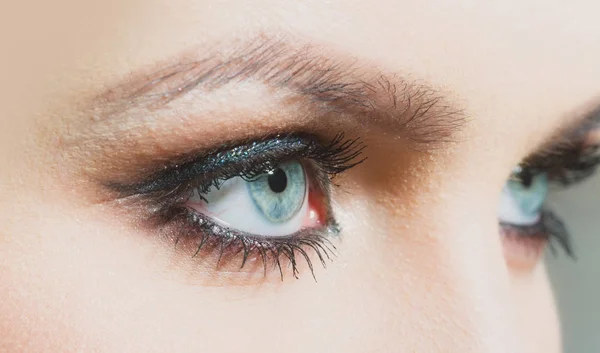 Blaue Augen mit hellen Schatten — Stockfoto