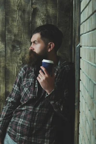 mavi plastik kap ile ayakta hipster