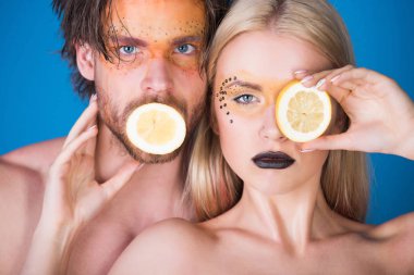 iki kadın ve erkek makyaj ile limon tutun