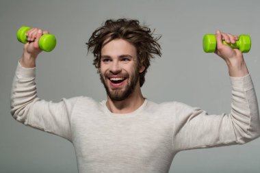 mutlu bir adam sabah egzersiz, barbell ile saç uncombed