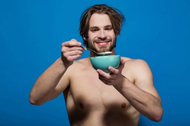 Adam kahvaltı yapıyor.