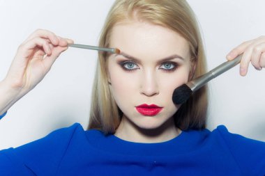 Kız makyaj ve toz yüzünde uygulama fırçaları ile