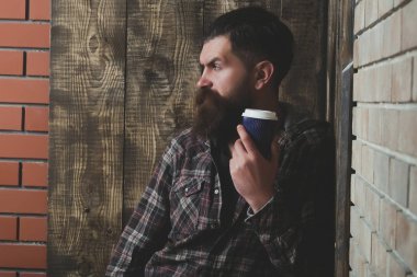 Plastik kap ayakta köşesinde ile ceketli acımasız adam