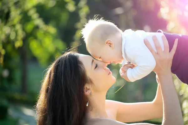 Feliz lindo bebé niño y madre divirtiéndose —  Fotos de Stock