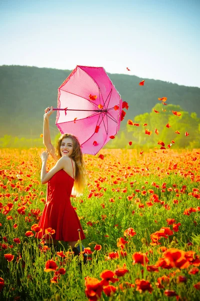 Kvinna i området för vallmofrö med paraply — Stockfoto