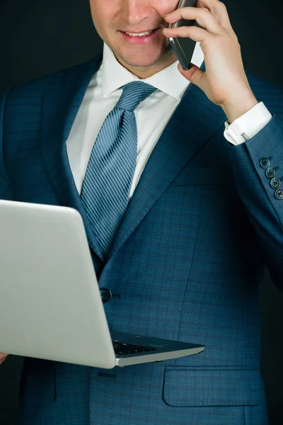 Bärbar eller stationär dator i manlig hand — Stockfoto