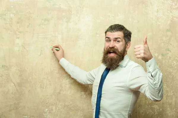 Zakenman met baard op blij gezicht schrijven met krijt — Stockfoto