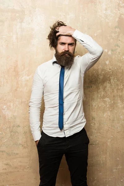 Modelka, człowiek z długą brodą na poważny wyraz twarzy — Zdjęcie stockowe