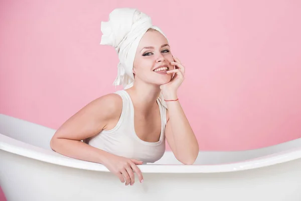 Mädchen mit Handtuch-Turban sitzt in weißer Badewanne — Stockfoto