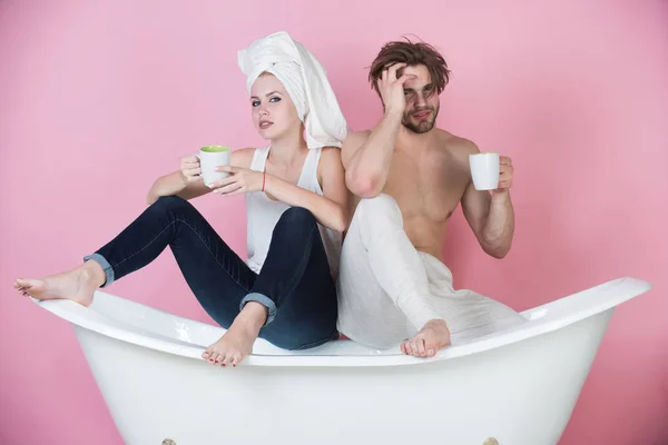 Couple heureux amoureux de l'homme et de la femme sur la baignoire — Photo