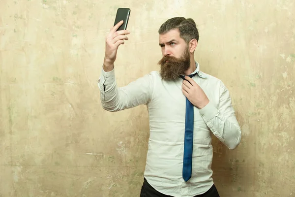 Gerente ou homem barbudo com longa barba falando ao telefone — Fotografia de Stock