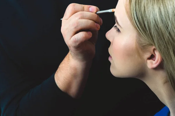 Chica conseguir maquillaje en la piel de la cara con pincel en polvo — Foto de Stock
