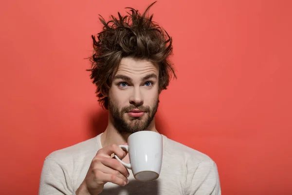 Πρωί αναψυκτικό έκπληκτος άνδρα με φλιτζάνι τσάι, ο καφές — Φωτογραφία Αρχείου