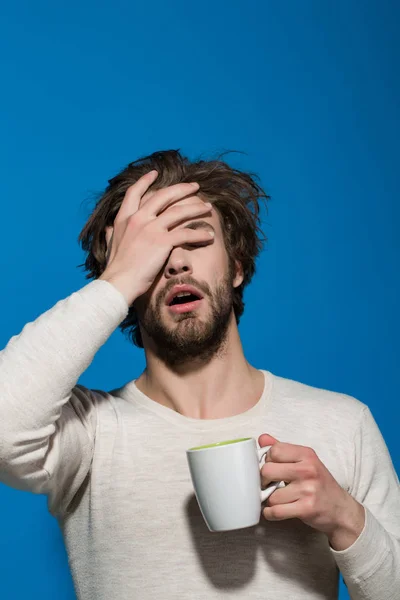 Somnoliento hombre cansado con dolor de cabeza mantenga taza de té —  Fotos de Stock