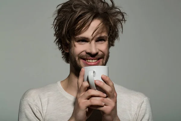 Homme heureux avec une tasse de thé ou de café — Photo