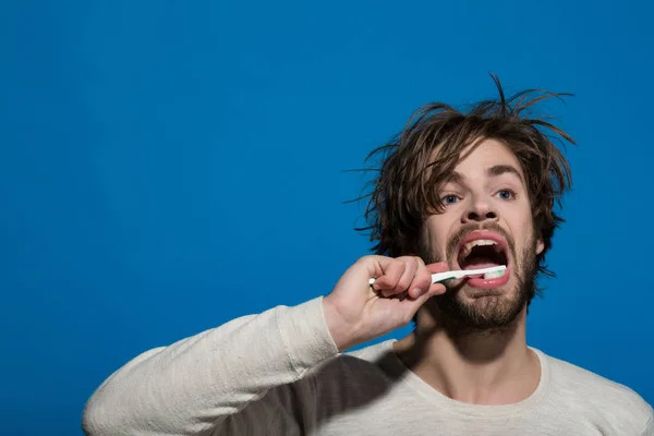 Homme brosse dents — Photo