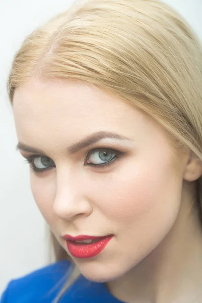 Kvinna med röda läppar och professionell makeup — Stockfoto