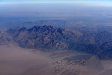 Güzel dağlar doğal arka plan mavi gökyüzü ve beyaz sis ile