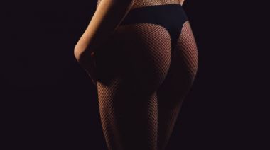 Siyah külot ve File külotlu çorap giyen kalça