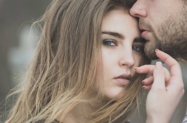 güzel kız çok güzel yüzünü dokunaklı erkek dudakları