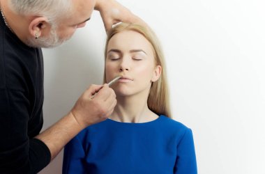 Adam kız yüz makyaj fırçası ile toz uygulayarak