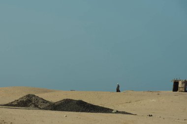 Çöl kumulları ile Bedevi ve göçebe çadır
