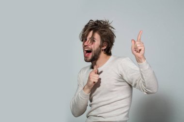 uzun uncombed saçlı mutlu adam sabah uyanmak