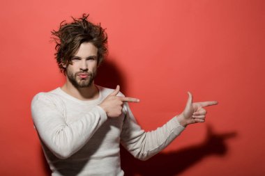 yakışıklı adam sakal ve şık saç, sabah ve moda