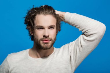 yakışıklı adam sakal ve şık saç, sabah ve moda