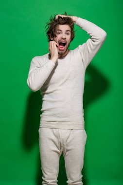 sürpriz ya da korkan dostum ile uzun uncombed saç, sabah