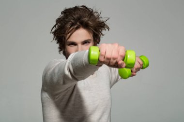 adam sabah egzersiz yaparak halter egzersiz