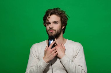 adam sabah elektrikli ustura ile tıraş