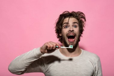 diş macunu diş fırçası, mutlu bir adam olarak