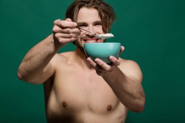 Nappy adamla çıplak göğüs yulaf ezmesi Kahvaltı