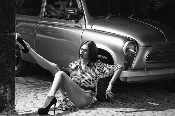 Menina elegante e carro retro — Fotografia de Stock