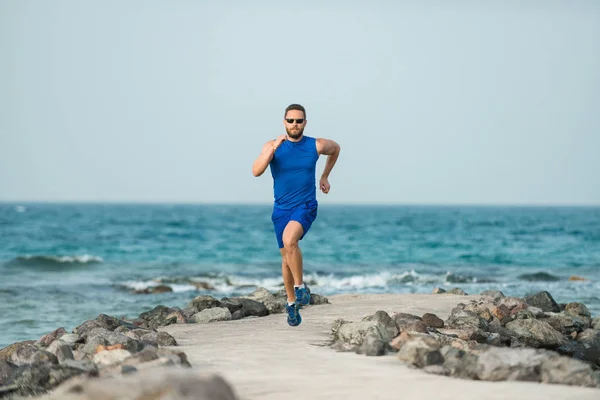 Mann joggt am Strand — Stockfoto
