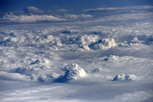 Nad białą puszyste chmury — Zdjęcie stockowe
