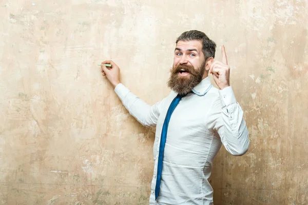 Homme d'affaires avec barbe sur le visage heureux écrire à la craie — Photo