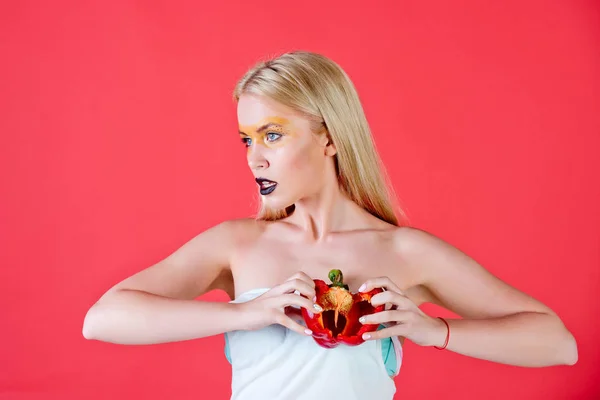 Hübsche blonde Frau mit kreativem modischem Make-up halten Paprika — Stockfoto